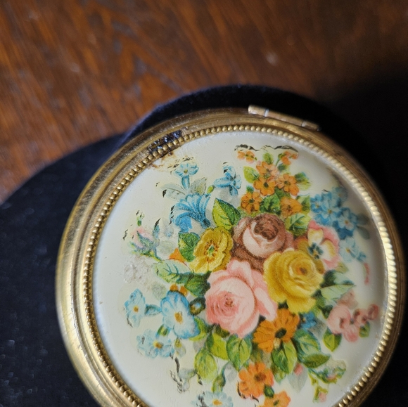 Vintage Floral and Gold Tone Compact. - Picture 9 of 9